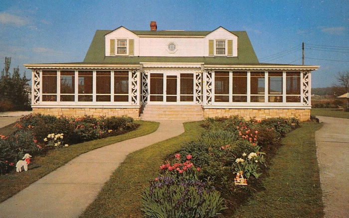 Bella-Villa Motel and Restaurant (Bella Villa Motel, Super 8 by Wyndham, Park Inn) - Vintage Postcard 2
